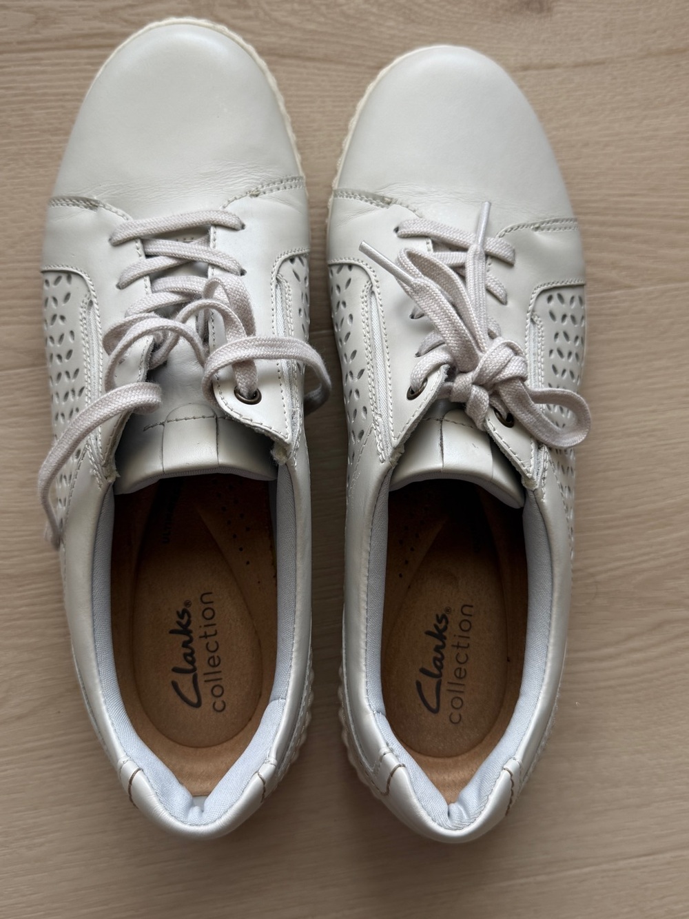 Clarks women’s Off-White Leather Lace-Up Sneakers size9